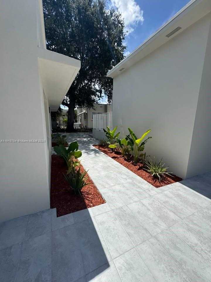 Small Image of 1670 SOUTH WEST 11TH TER #Front, Miami Number 15