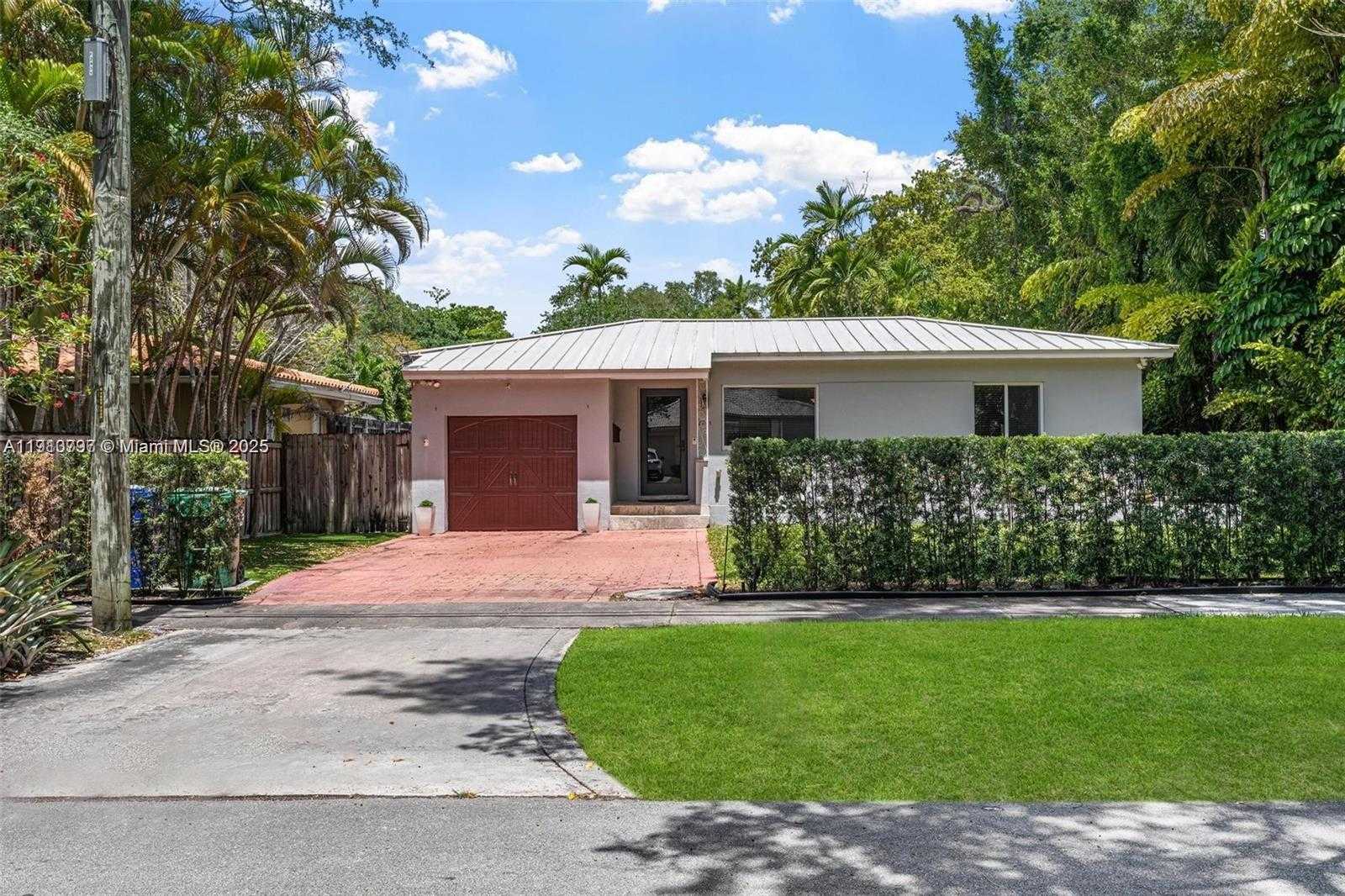 Small Image of 2431 OVERBROOK ST, Coconut Grove Number 2