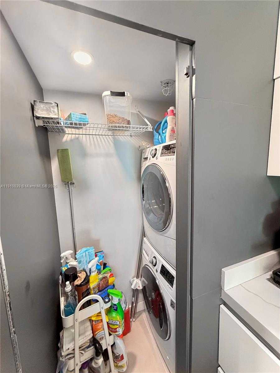 Small Image of 31 SOUTH EAST 5TH ST #3412, Miami Number 35