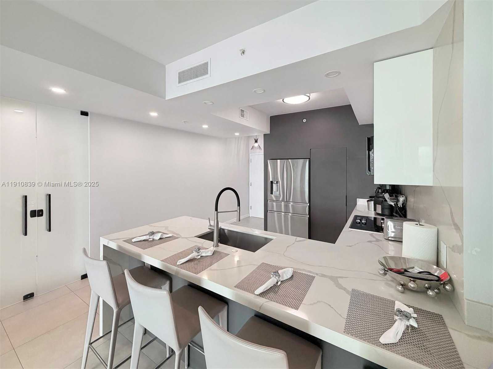 Small Image of 31 SOUTH EAST 5TH ST #3412, Miami Number 9