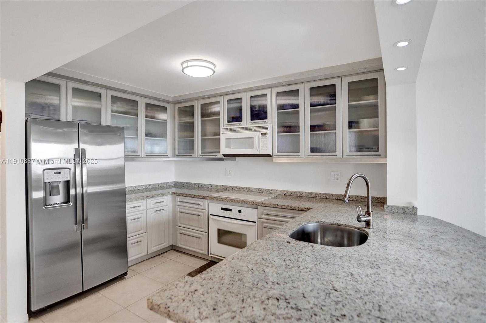 Small Image of 2555 COLLINS AVE #1508, Miami Beach Number 4