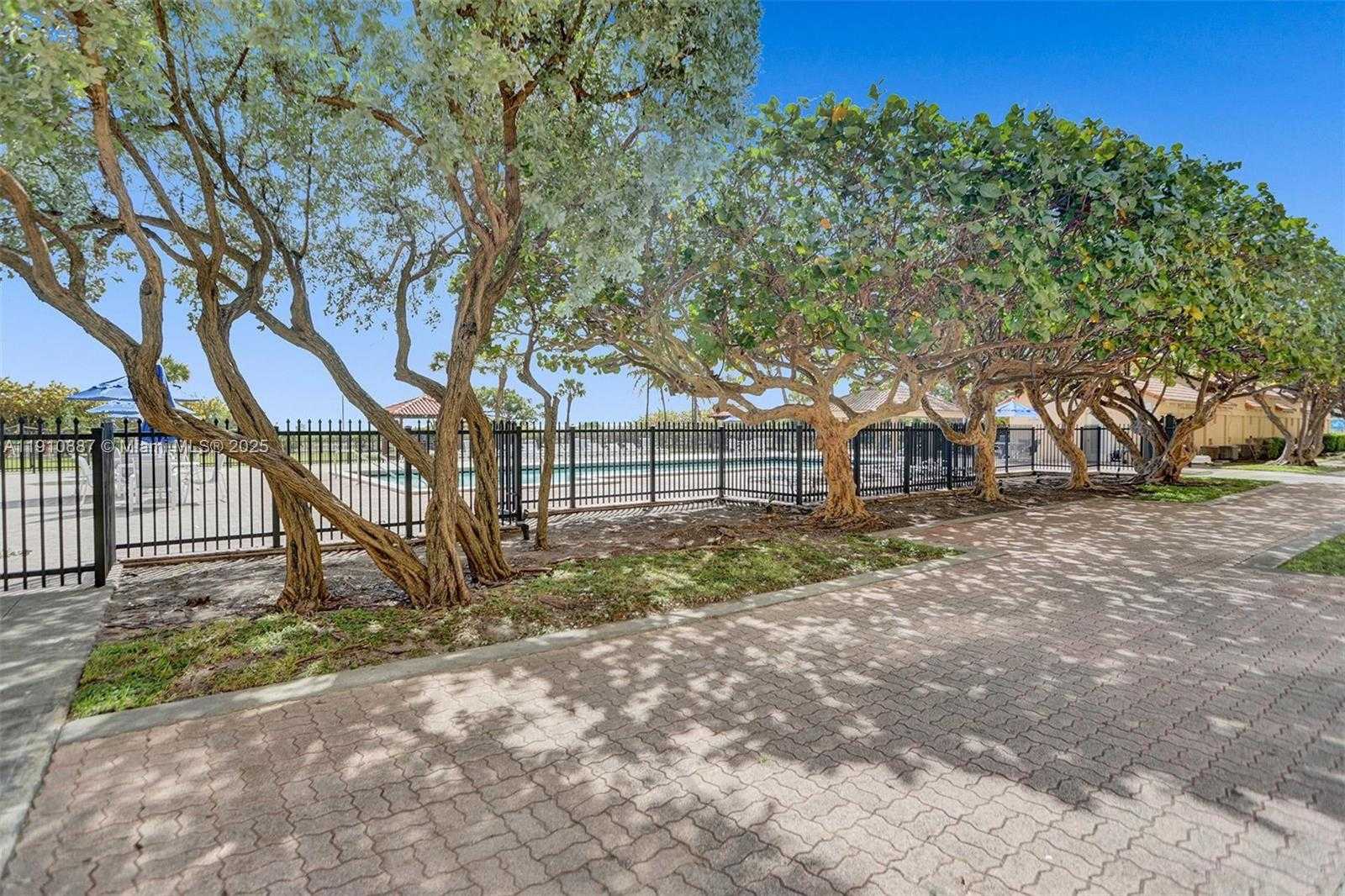 Small Image of 2555 COLLINS AVE #1508, Miami Beach Number 54