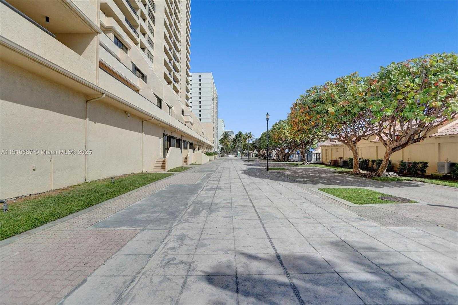 Small Image of 2555 COLLINS AVE #1508, Miami Beach Number 68