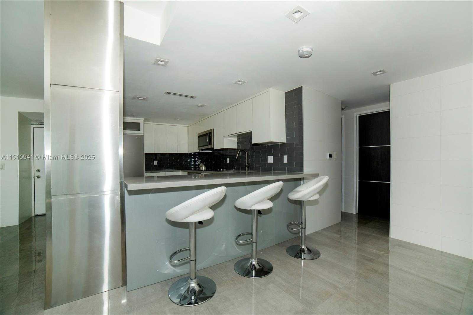 Small Image of 100 BAYVIEW DR #325, Sunny Isles Beach Number 10