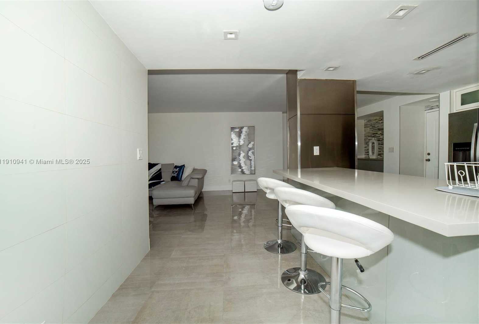 Small Image of 100 BAYVIEW DR #325, Sunny Isles Beach Number 11