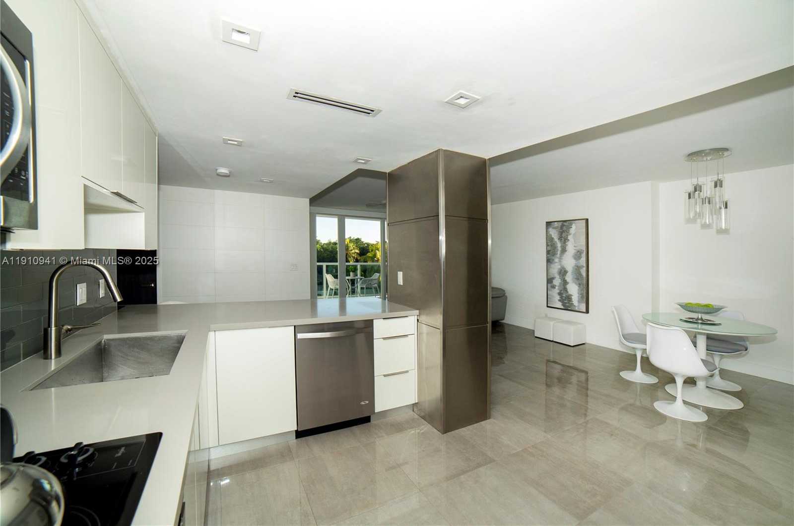Small Image of 100 BAYVIEW DR #325, Sunny Isles Beach Number 2
