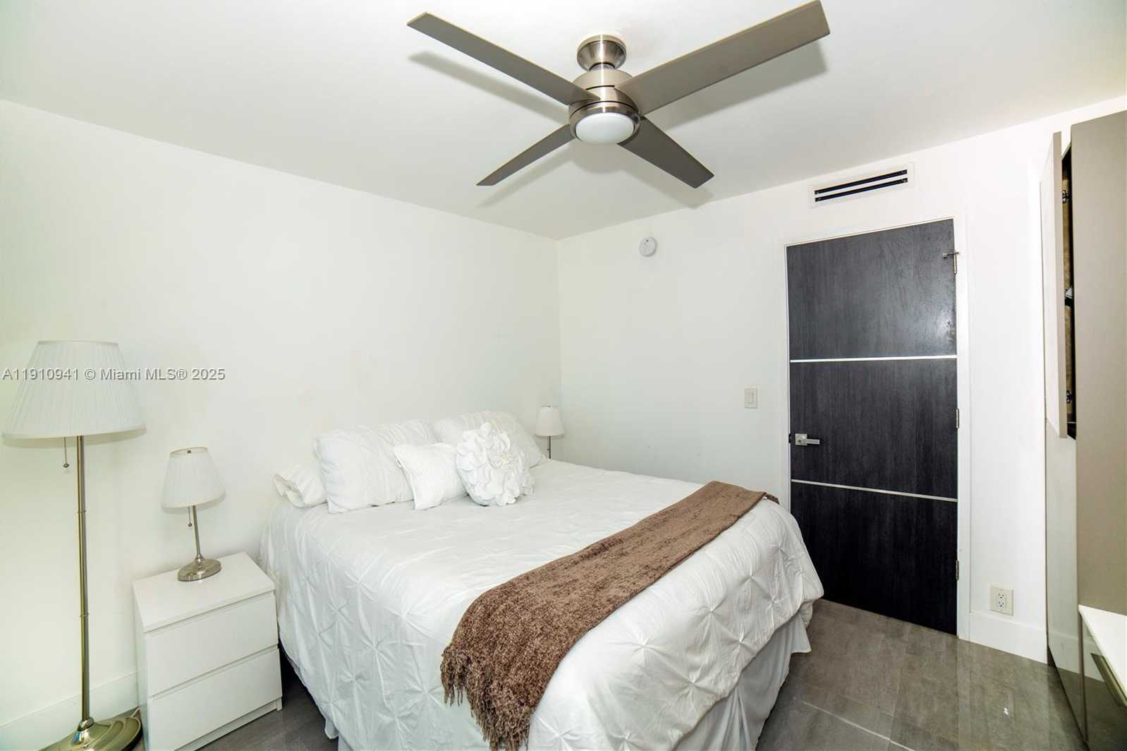 Small Image of 100 BAYVIEW DR #325, Sunny Isles Beach Number 30
