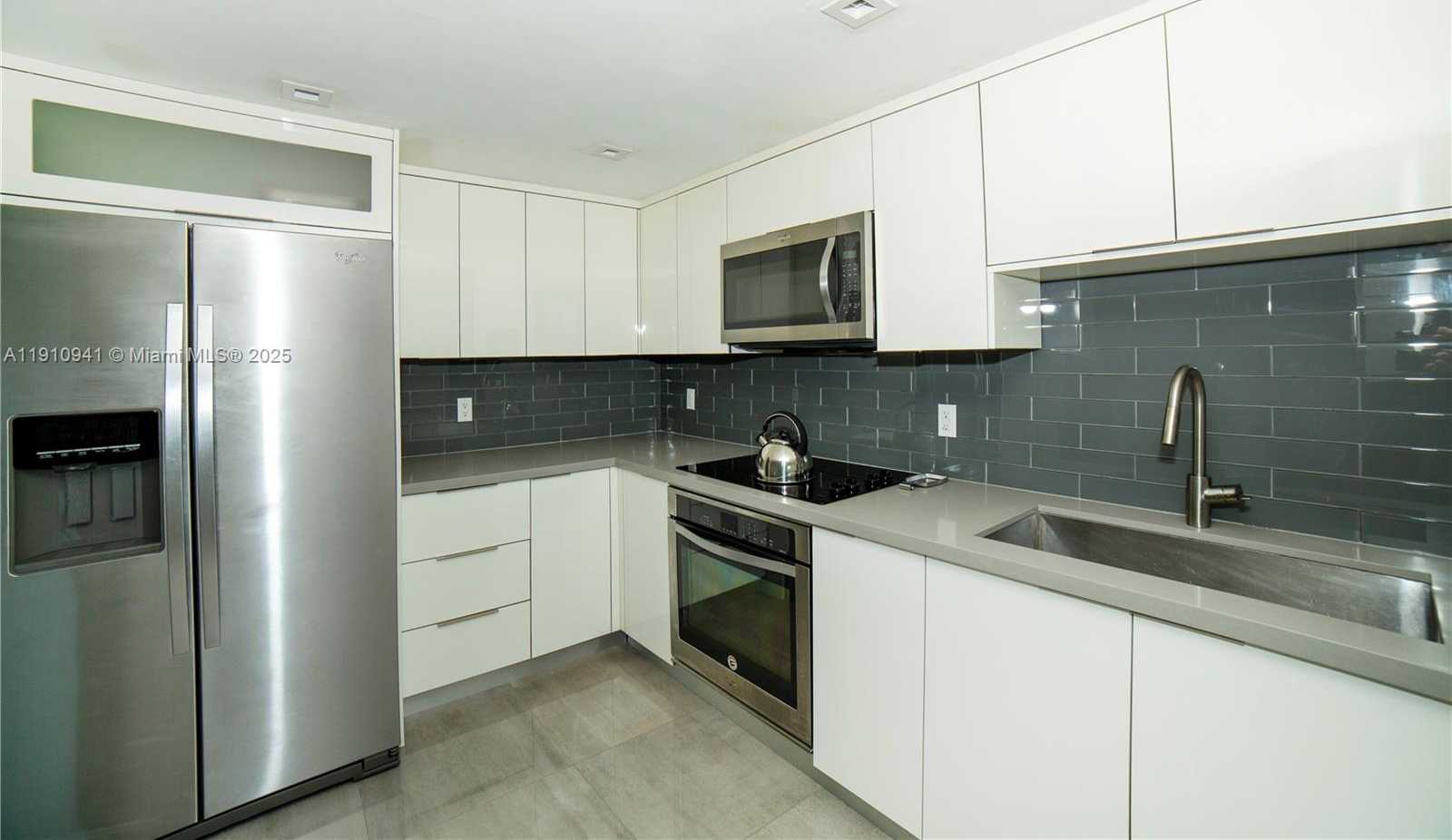 Small Image of 100 BAYVIEW DR #325, Sunny Isles Beach Number 5