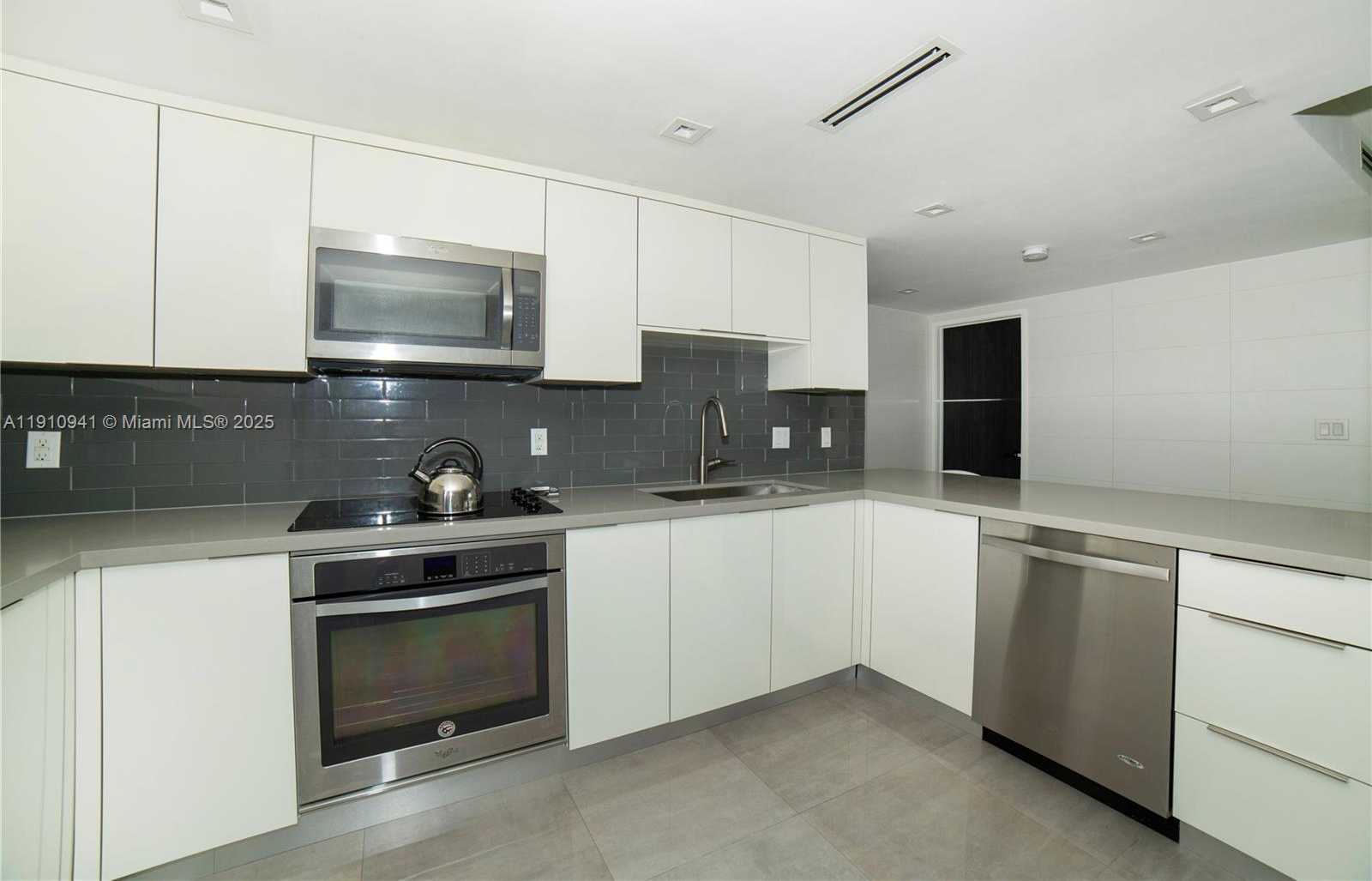 Small Image of 100 BAYVIEW DR #325, Sunny Isles Beach Number 6