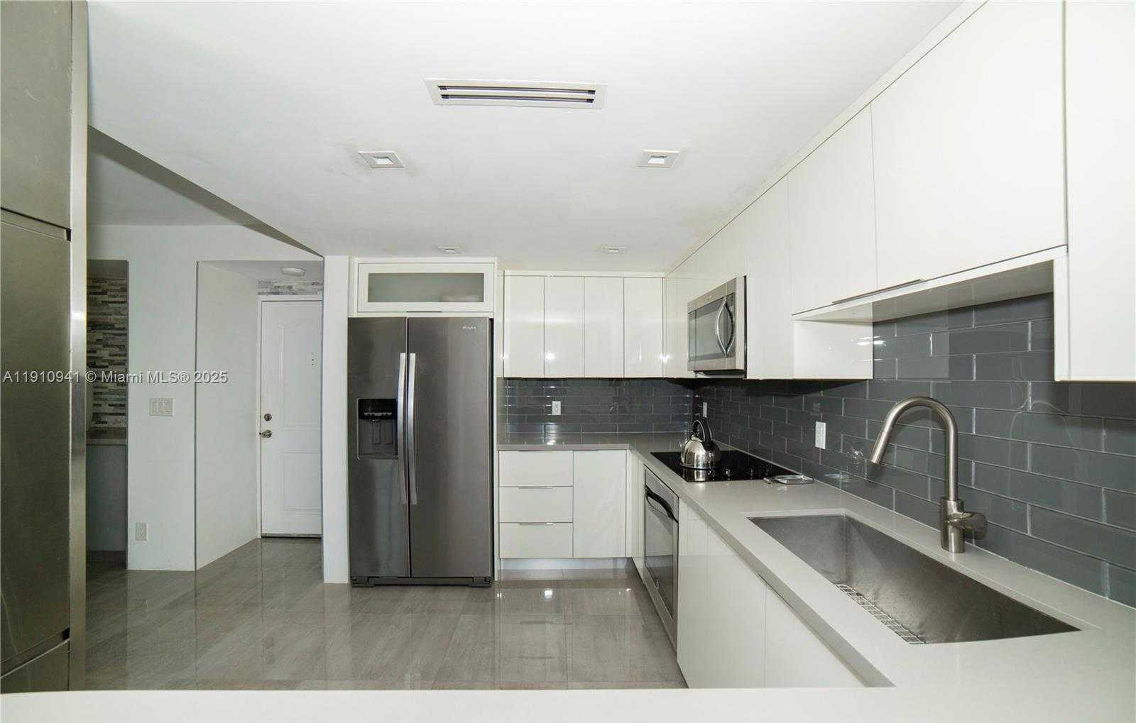 Small Image of 100 BAYVIEW DR #325, Sunny Isles Beach Number 7