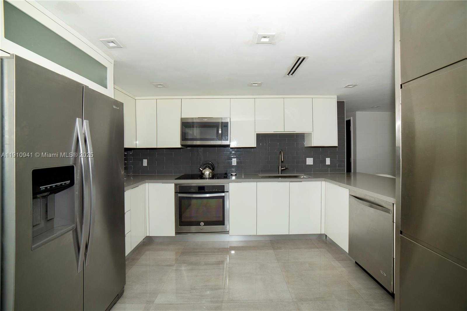 Small Image of 100 BAYVIEW DR #325, Sunny Isles Beach Number 8
