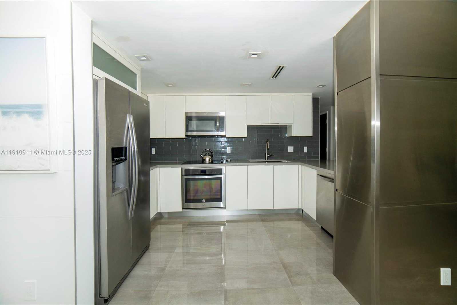 Small Image of 100 BAYVIEW DR #325, Sunny Isles Beach Number 9