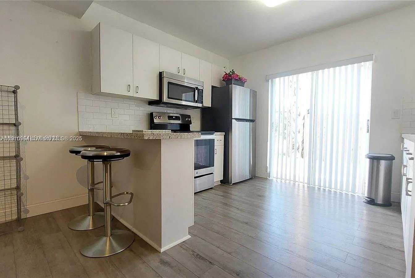 Small Image of 8037 LAKE DR #102, Doral Number 10