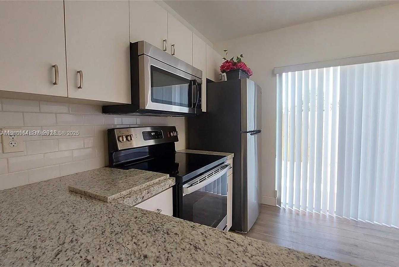 Small Image of 8037 LAKE DR #102, Doral Number 11
