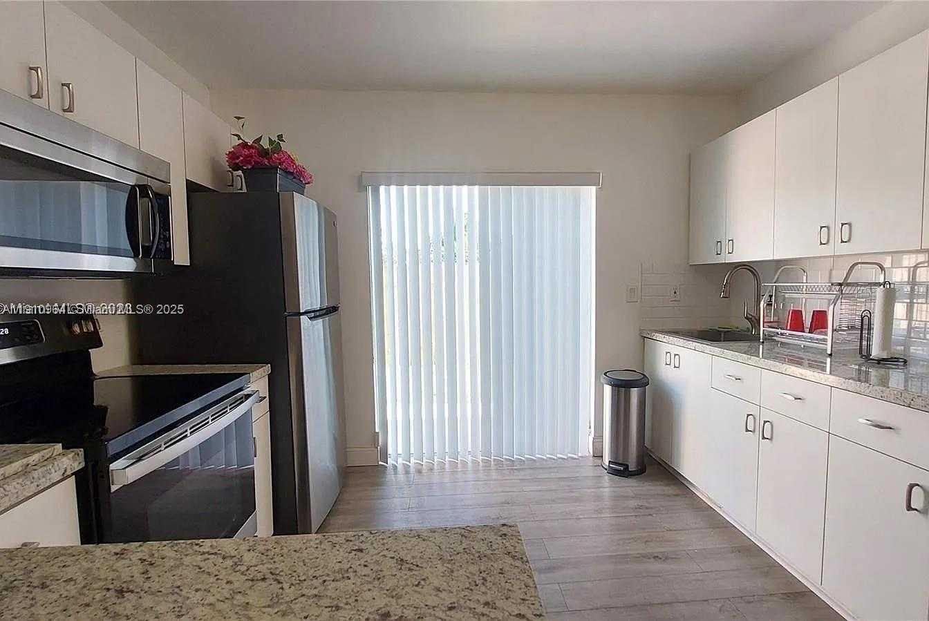 Small Image of 8037 LAKE DR #102, Doral Number 12