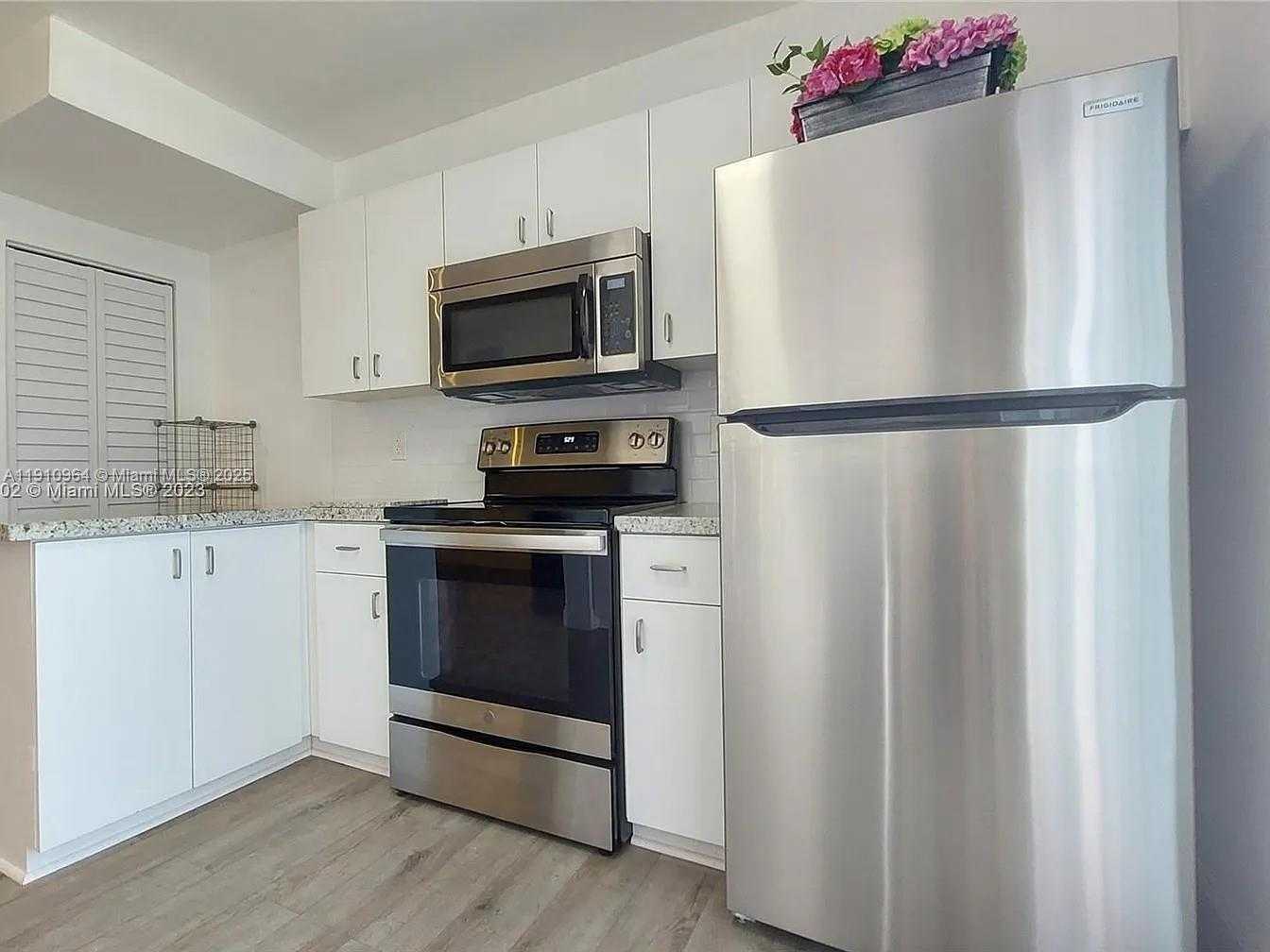 Small Image of 8037 LAKE DR #102, Doral Number 13