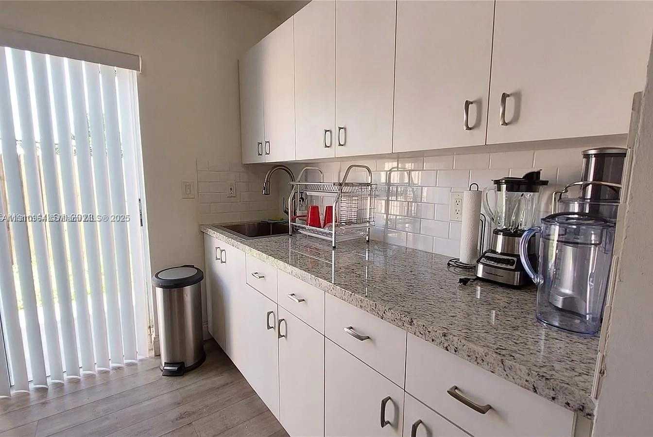 Small Image of 8037 LAKE DR #102, Doral Number 14