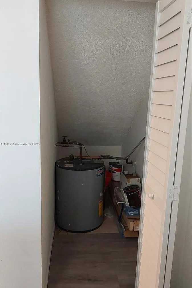 Small Image of 8037 LAKE DR #102, Doral Number 15