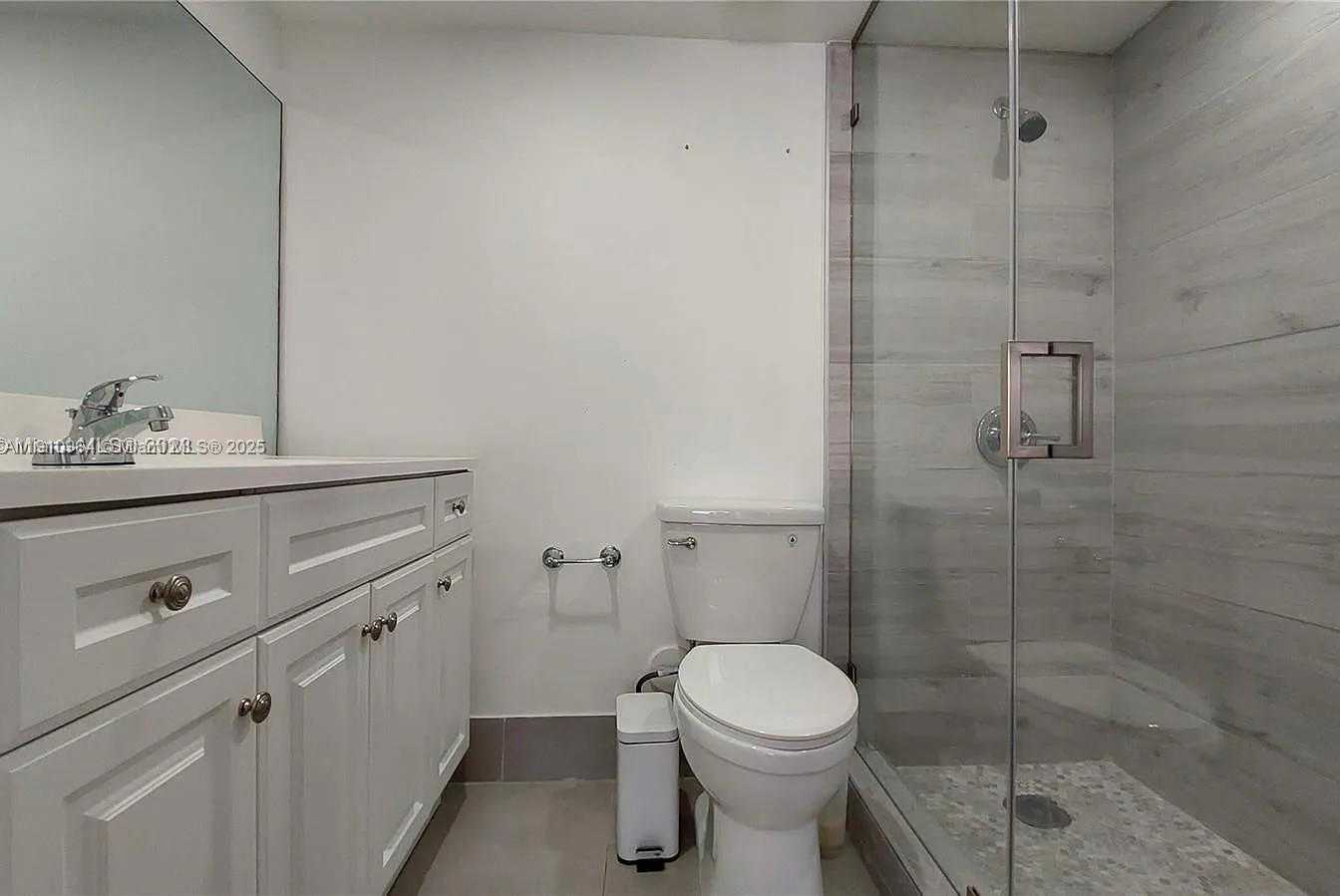 Small Image of 8037 LAKE DR #102, Doral Number 17