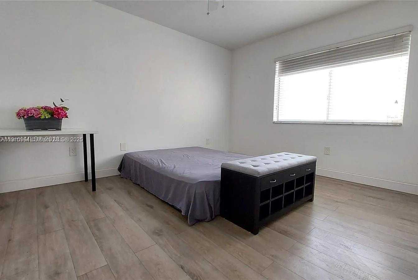 Small Image of 8037 LAKE DR #102, Doral Number 18