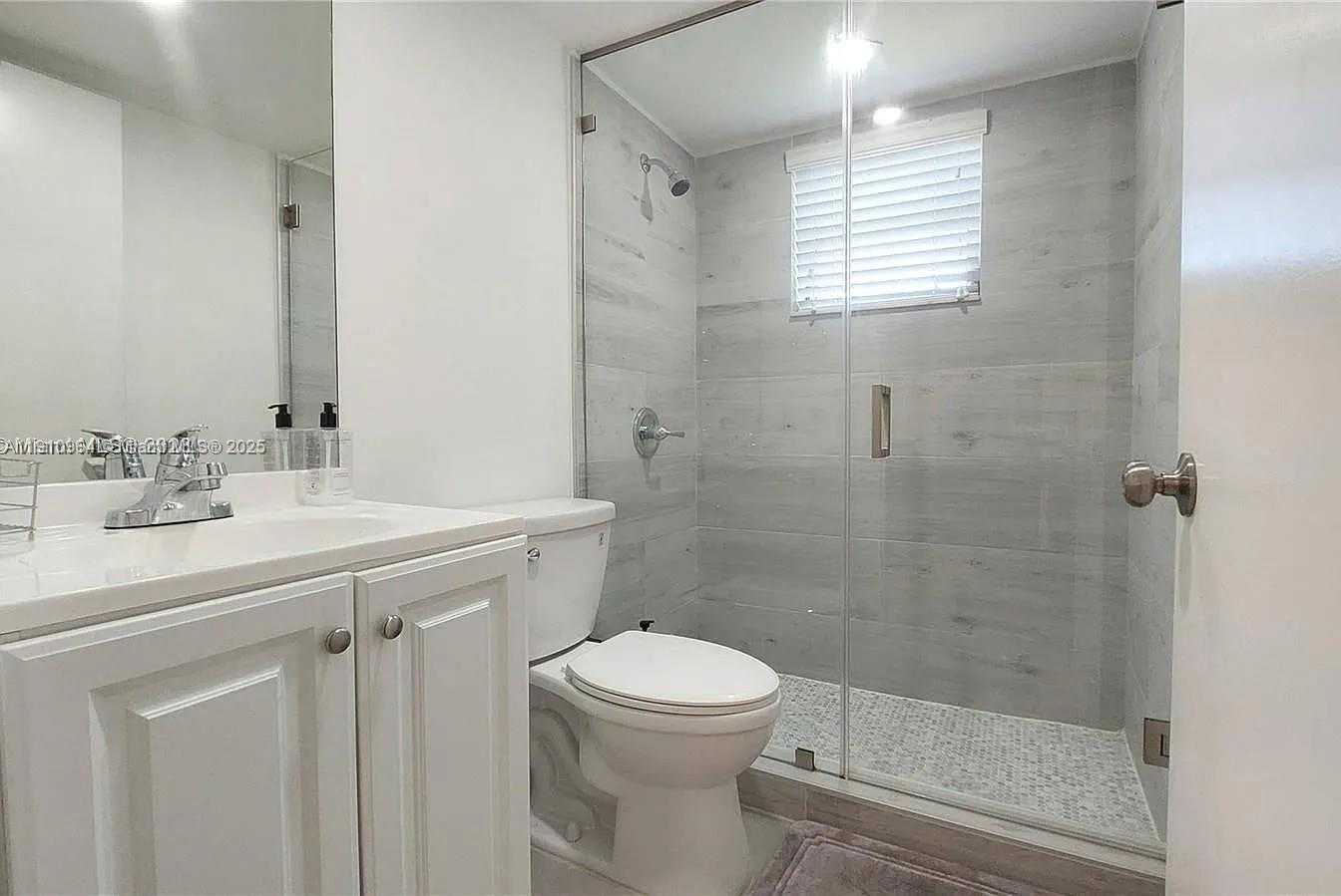 Small Image of 8037 LAKE DR #102, Doral Number 20