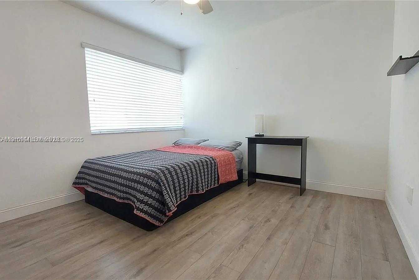 Small Image of 8037 LAKE DR #102, Doral Number 21