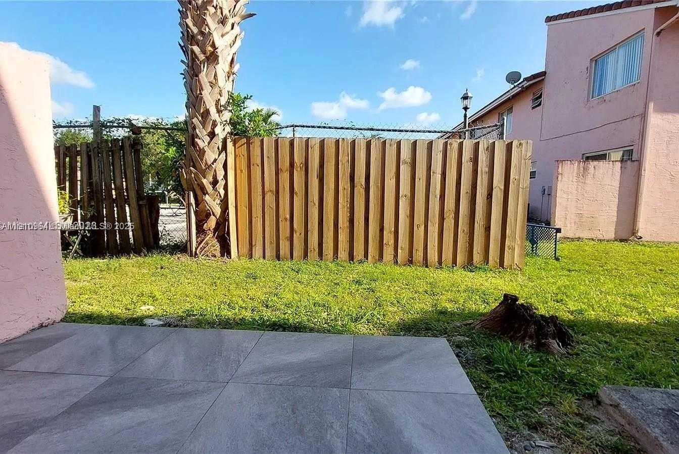 Small Image of 8037 LAKE DR #102, Doral Number 23