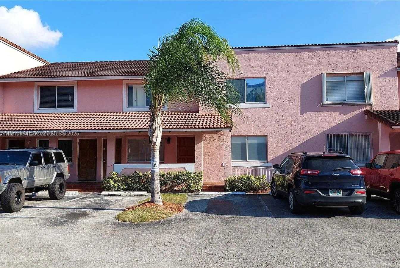 Small Image of 8037 LAKE DR #102, Doral Number 3