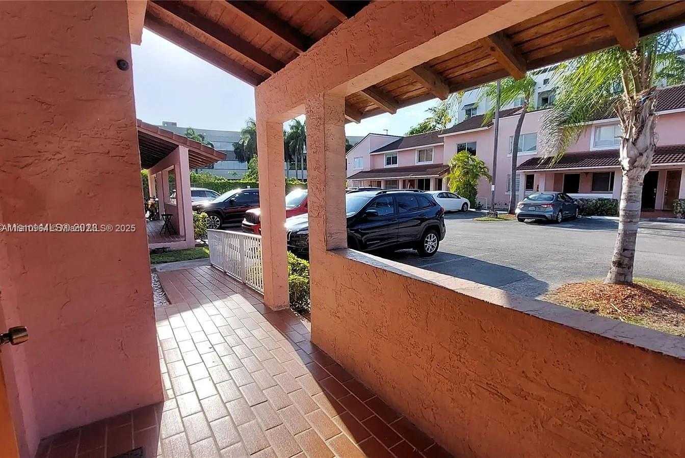 Small Image of 8037 LAKE DR #102, Doral Number 5