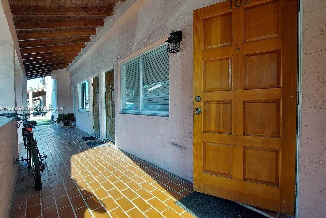 Small Image of 8037 LAKE DR #102, Doral Number 6