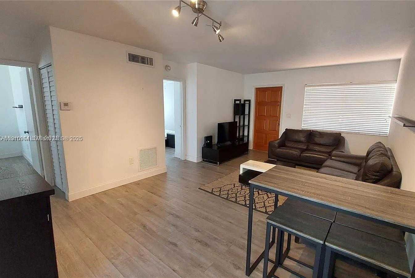 Small Image of 8037 LAKE DR #102, Doral Number 8