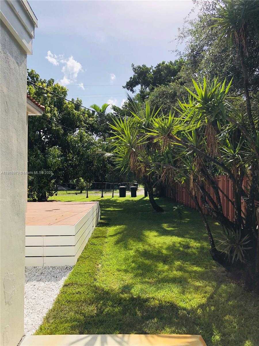 Small Image of 630 CARDINAL ST, Miami Springs Number 17