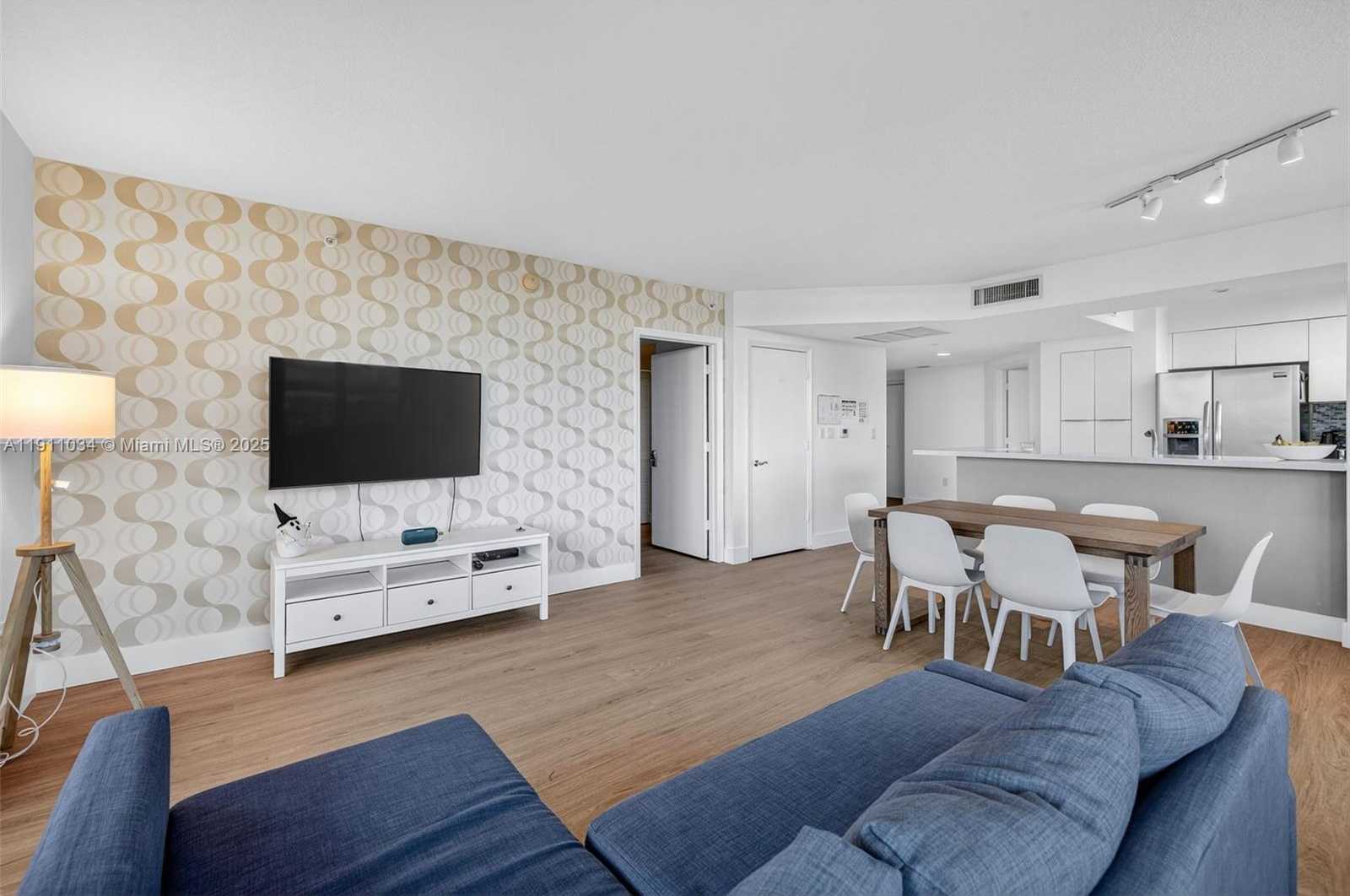 Small Image of 19501 WEST COUNTRY CLUB DR #313, Aventura Number 19