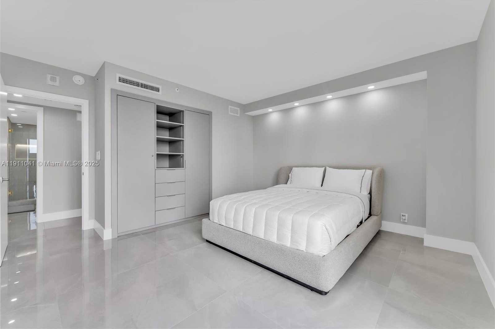 Small Image of 19707 TURNBERRY WAY #21E, Aventura Number 24