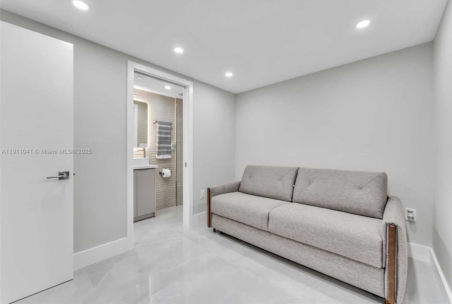 Small Image of 19707 TURNBERRY WAY #21E, Aventura Number 26