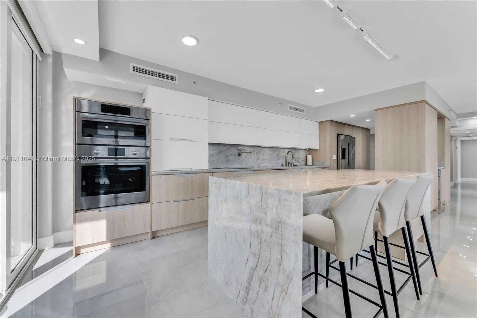 Small Image of 19707 TURNBERRY WAY #21E, Aventura Number 3