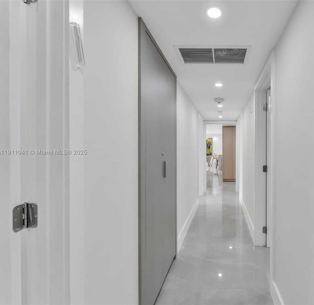 Small Image of 19707 TURNBERRY WAY #21E, Aventura Number 31