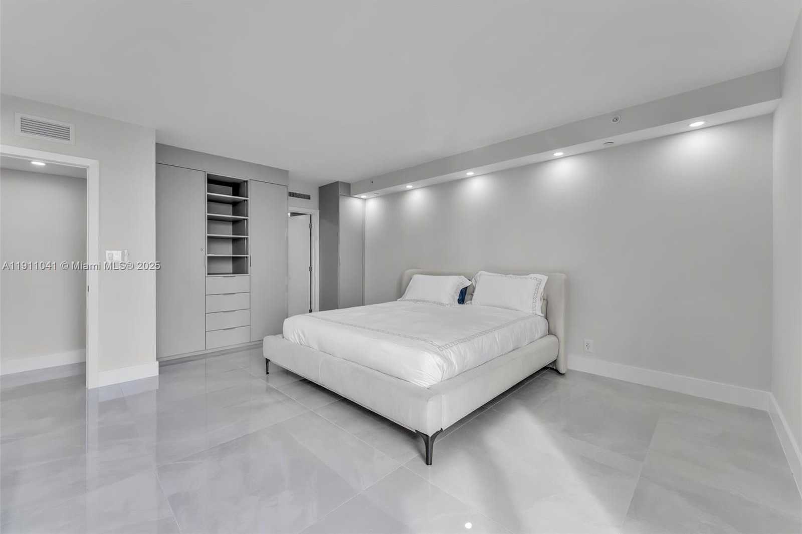 Small Image of 19707 TURNBERRY WAY #21E, Aventura Number 32