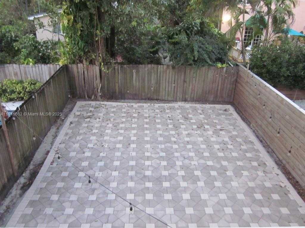 Small Image of 2920 CATALINA ST #2920, Miami Number 13