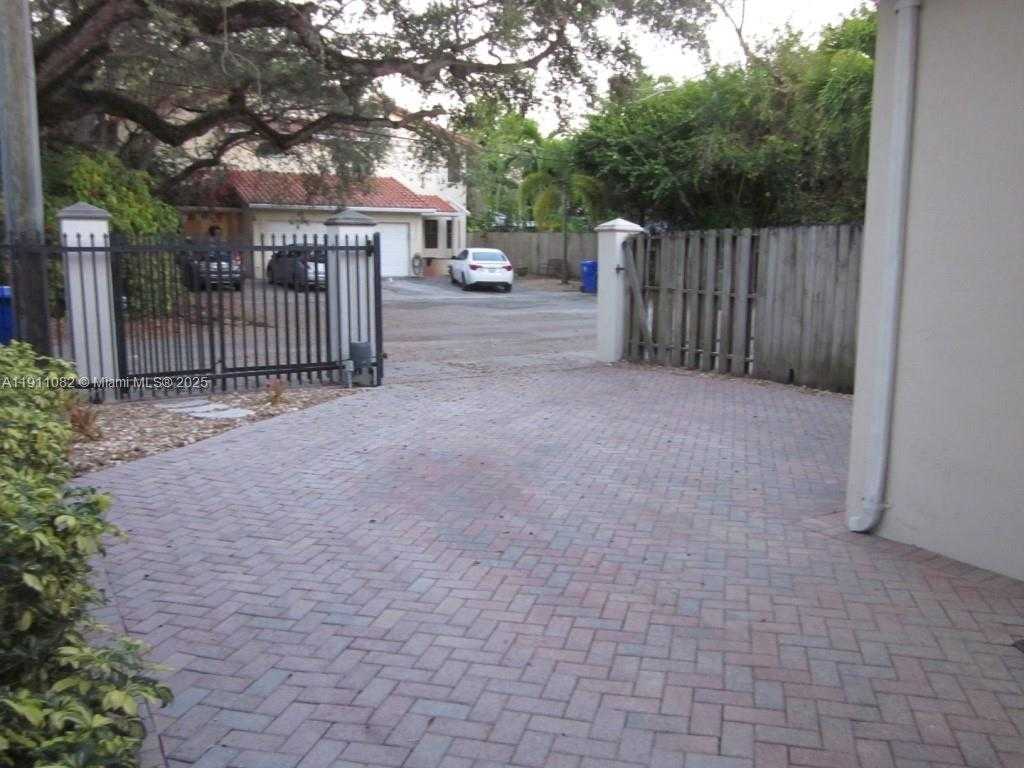 Small Image of 2920 CATALINA ST #2920, Miami Number 2