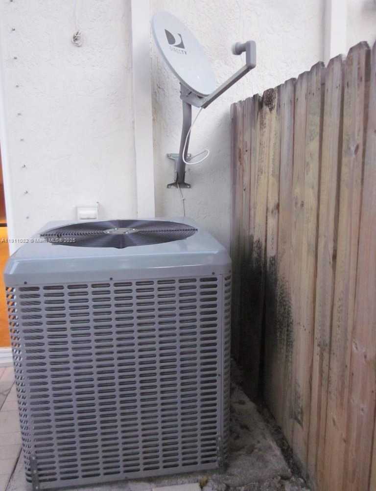 Small Image of 2920 CATALINA ST #2920, Miami Number 29