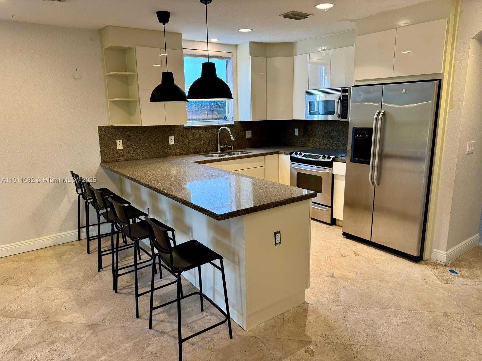 Small Image of 2920 CATALINA ST #2920, Miami Number 3