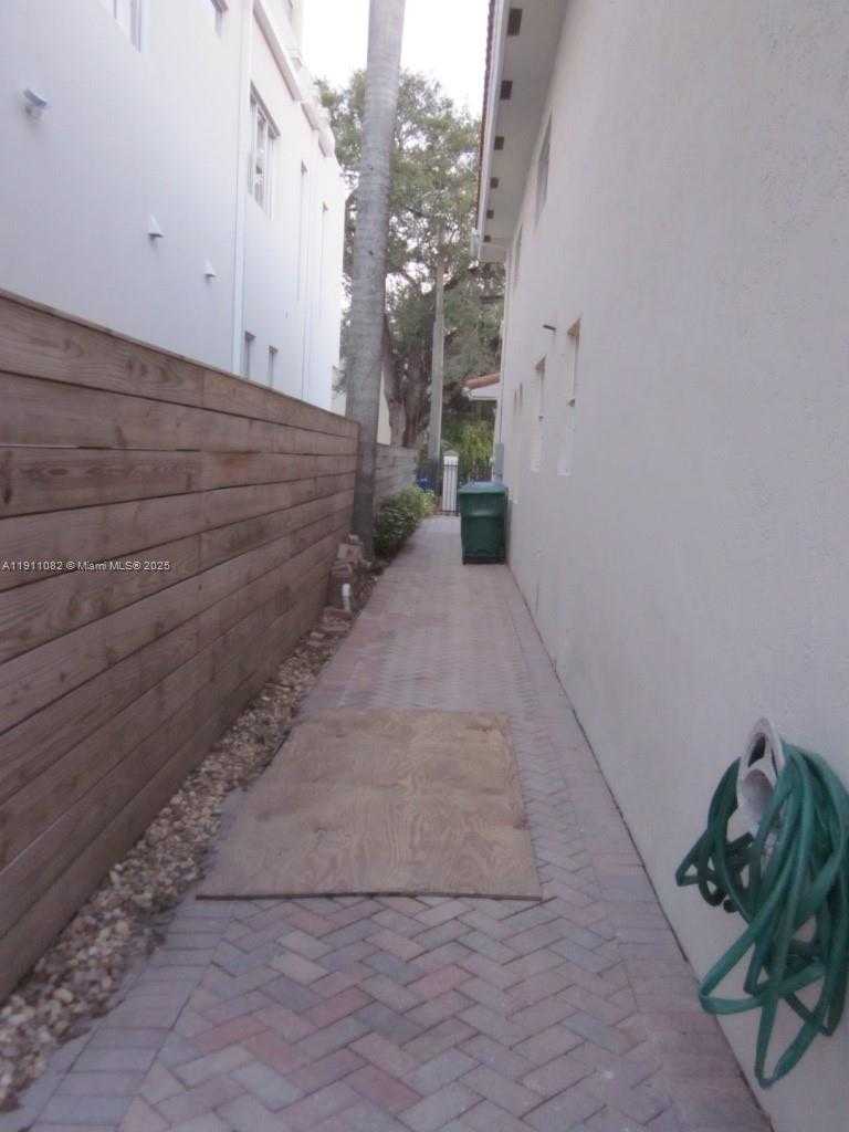 Small Image of 2920 CATALINA ST #2920, Miami Number 30