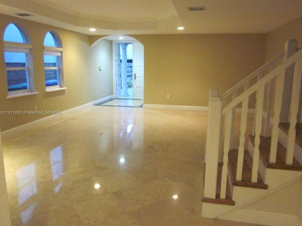 Small Image of 2920 CATALINA ST #2920, Miami Number 4