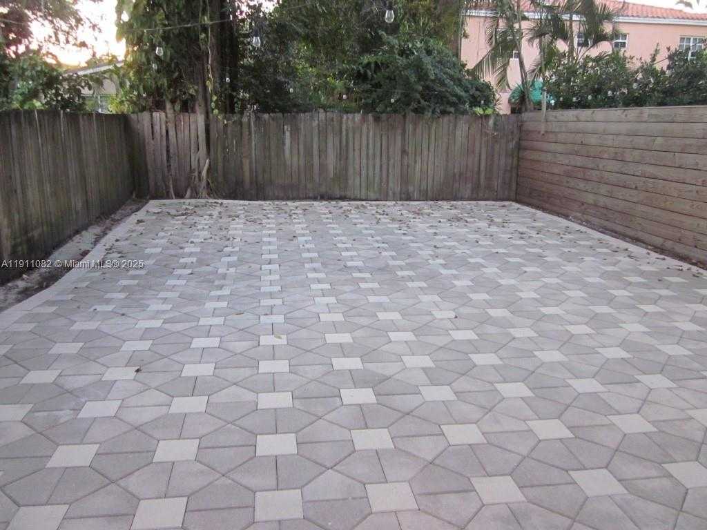 Small Image of 2920 CATALINA ST #2920, Miami Number 8