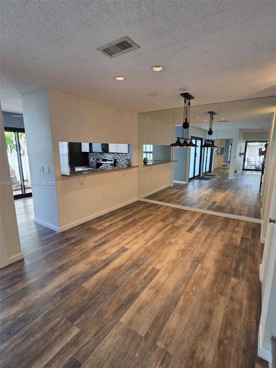 Small Image of 20900 LEEWARD CT #213-1, Aventura Number 11