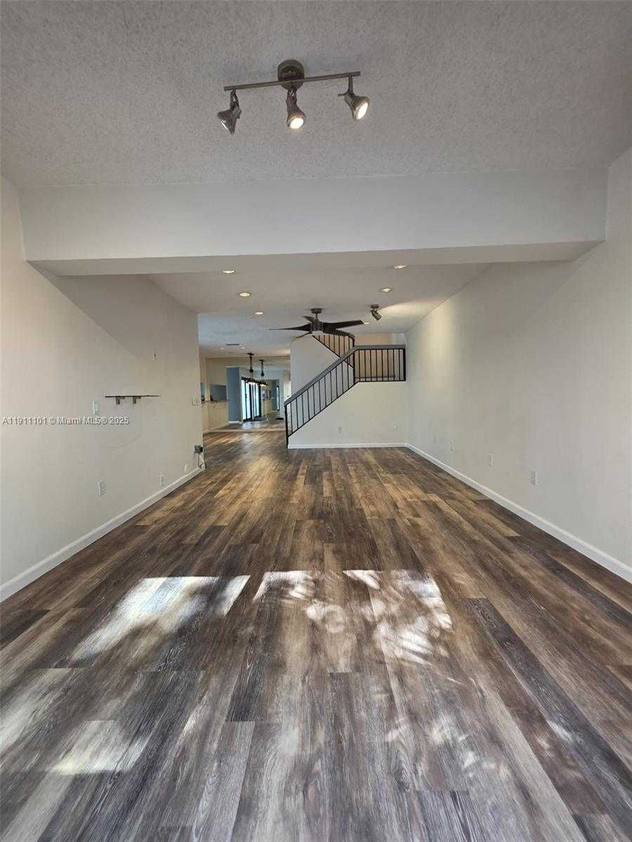 Small Image of 20900 LEEWARD CT #213-1, Aventura Number 12