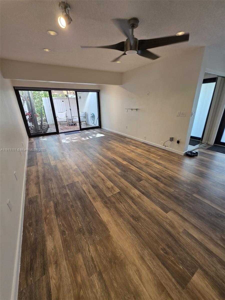 Small Image of 20900 LEEWARD CT #213-1, Aventura Number 14