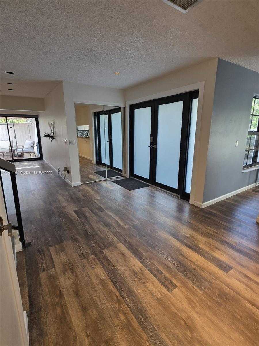 Small Image of 20900 LEEWARD CT #213-1, Aventura Number 16