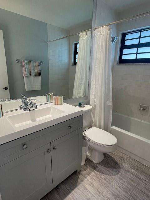 Small Image of 20900 LEEWARD CT #213-1, Aventura Number 5